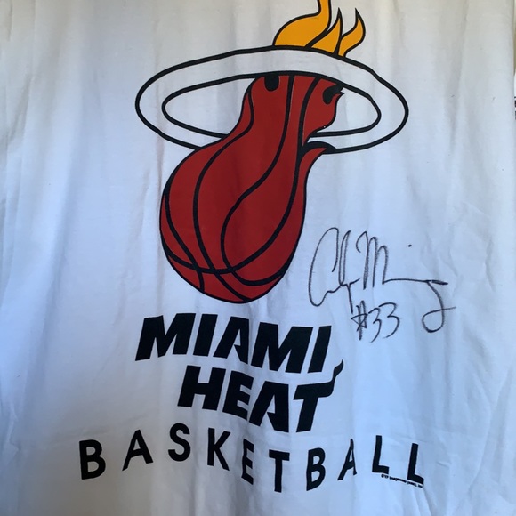 🎉3X HOST PICK🎉 Alonzo Mourning Autographed Miami Heat T-Shirt - Picture 3 of 7